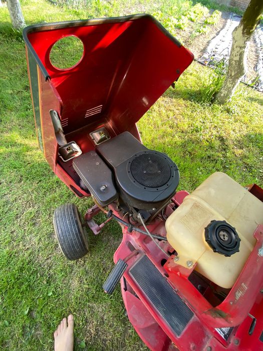 Tractor de tuns iarba
