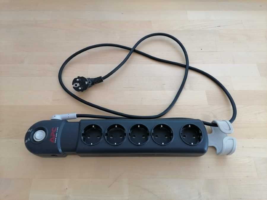 Prelungitor APC cu protectie la supratensiune 5 prize Schuko 1.8m