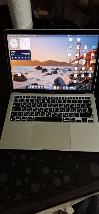 Продам Macbook Air 2020