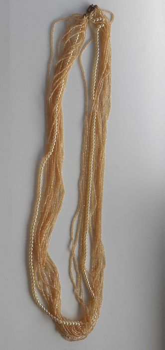 Элегантные броши, бусы