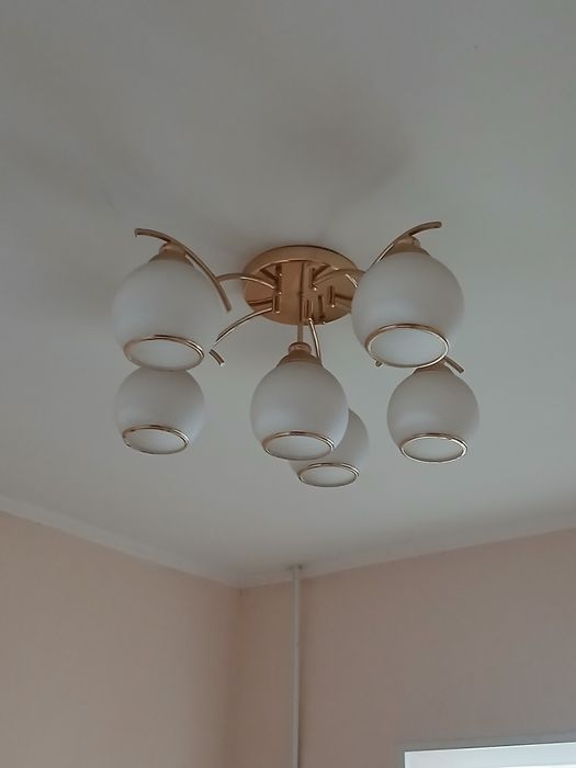 Продам парные люстры .