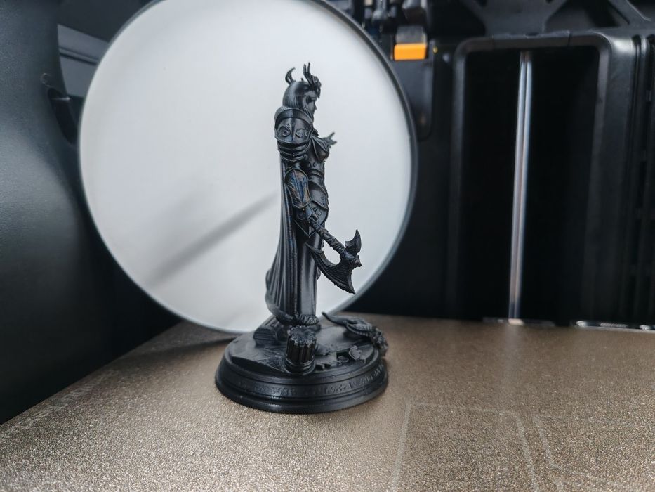 Figurină Colecție Dark Fantasy – Războinică cu Secure și Bază Dragon 3D Premium