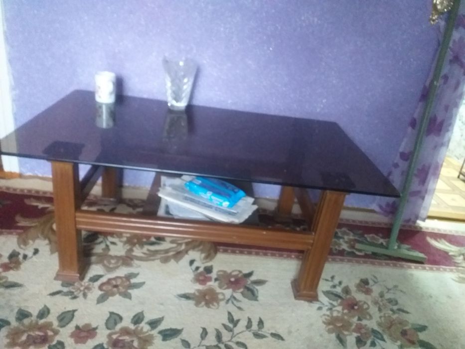 Продается стеклянный стол из качественно стекла кофейной тонировкой