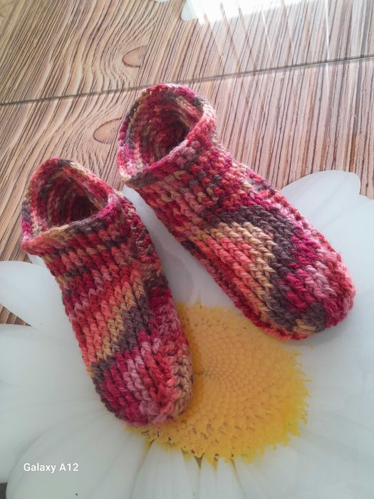 Топли  терлици чорапки и ботушки от плюшена прежда.