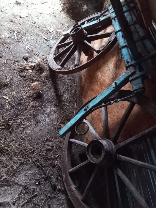 vând căruță din lemn pentru muzeu