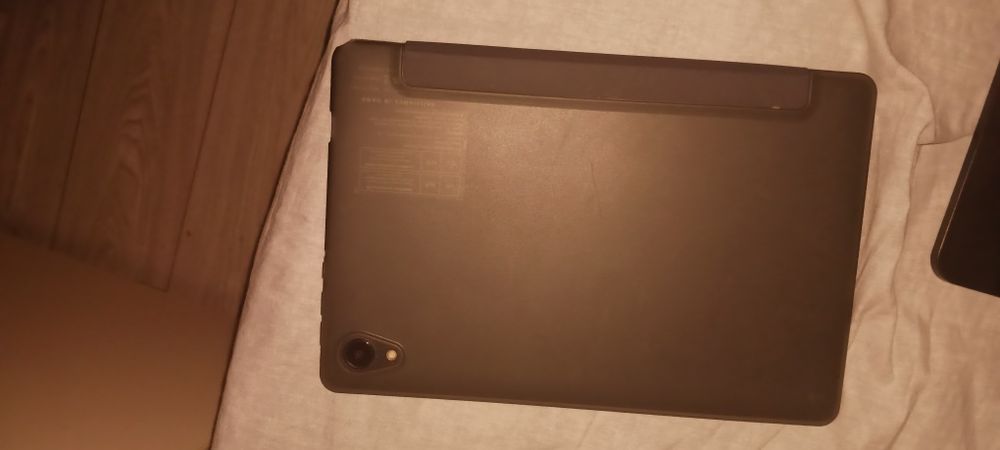 Tableta cu tastatura si mouse și pix