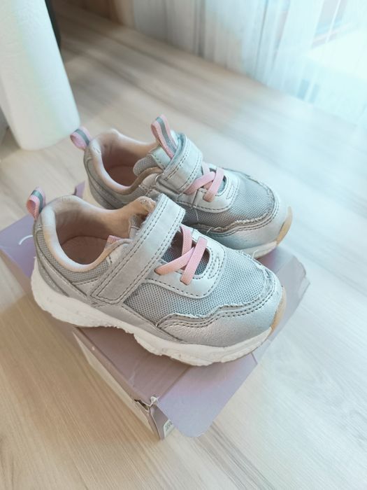 Кроссовки для девочек 24 р