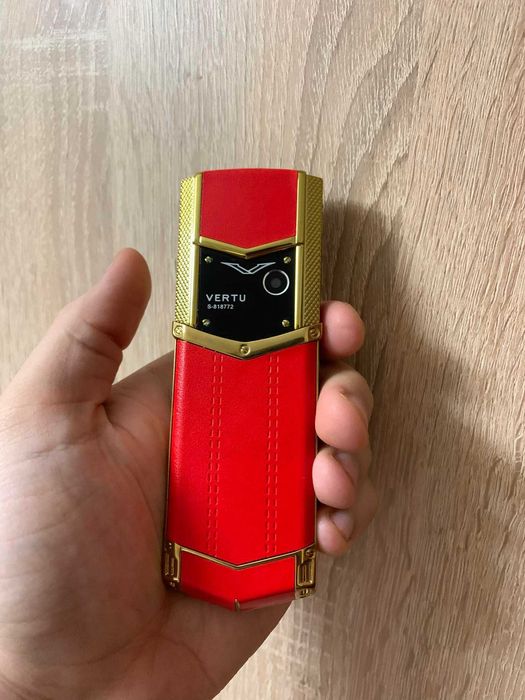 Уникален мобилен телефон Vertu