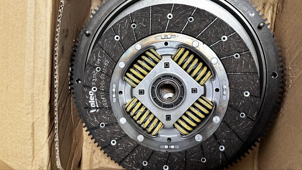 Продавам чисто нов комплект съединител с твърд маховик за VW Golf4