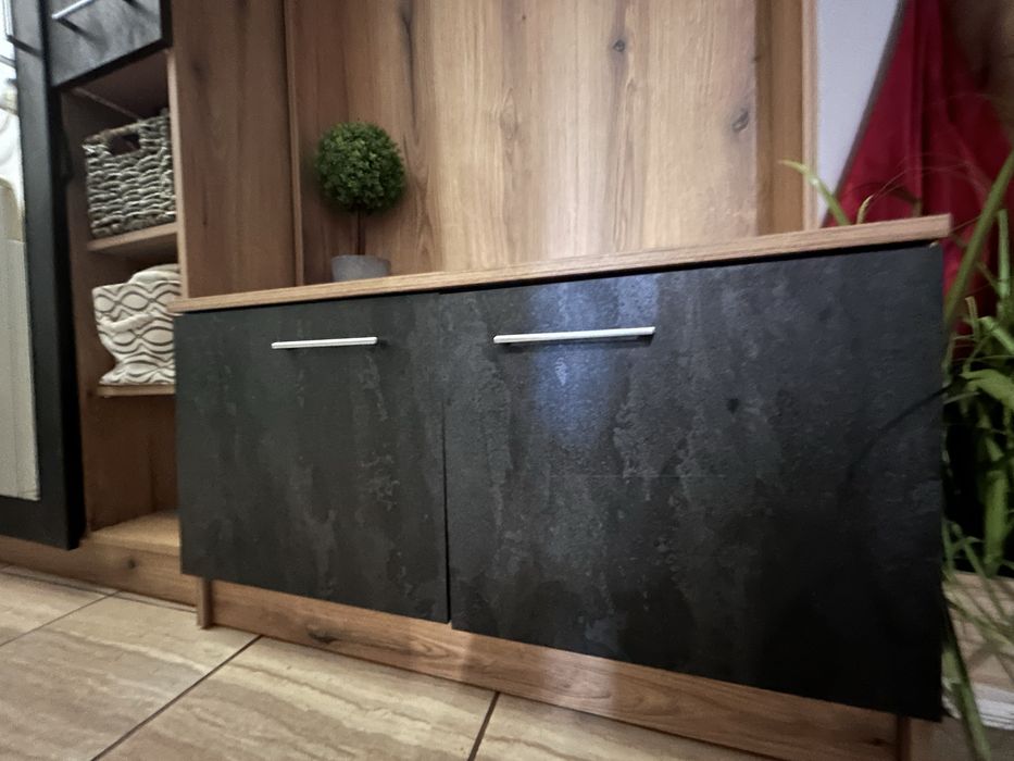 Cuier cu oglida si dulap