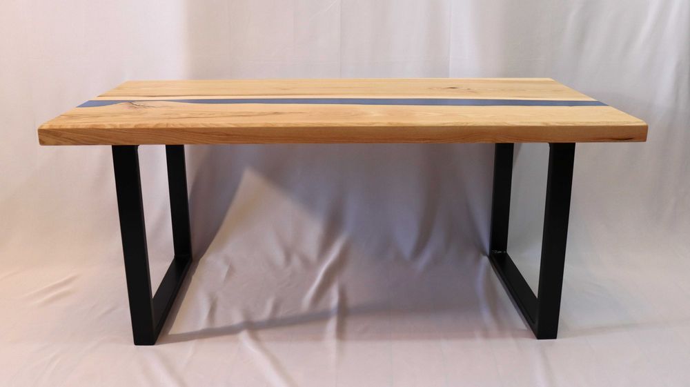 Măsuță de cafea din lemn de frasin și rășină – finisaj mat, unicat