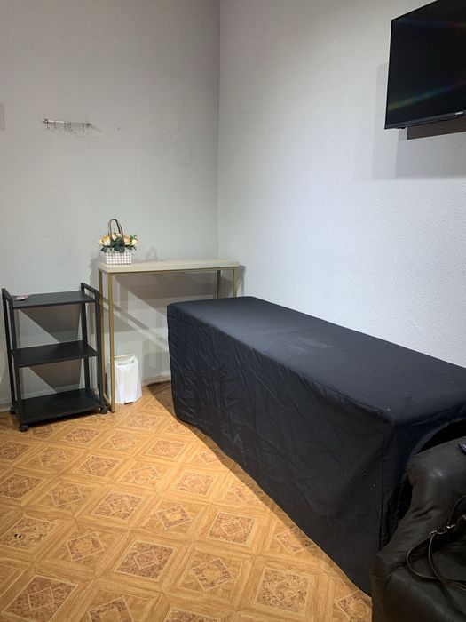 Продам кушетки зеркала для салона