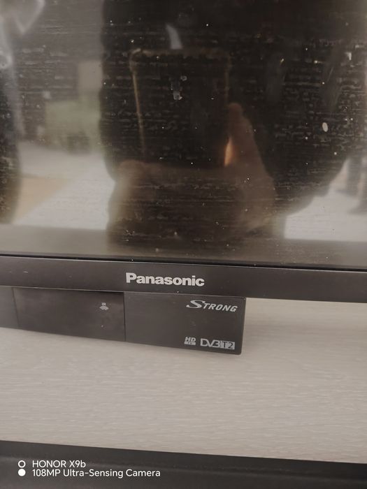 Телевизор с тумбочкой.