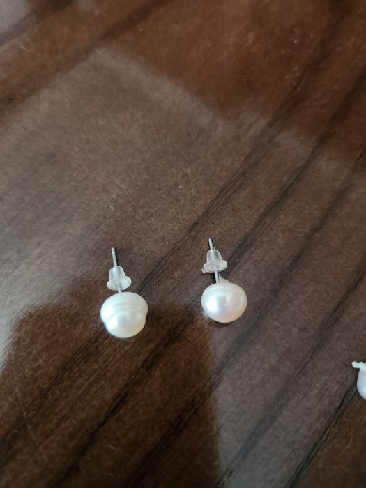 Браслет и серьги-гвоздики из жемчуга