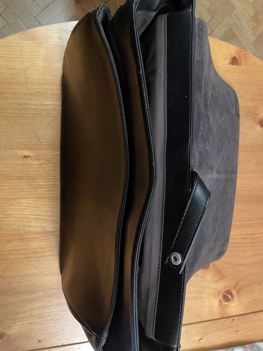 Промоция на черна кожена чанта за лаптоп на Marc O’Polo