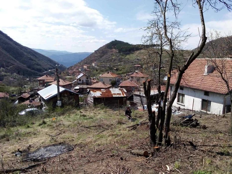 Продавам парцел в с. Брежани