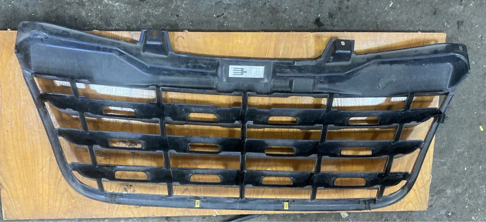 Master 2012 година Предна решетка