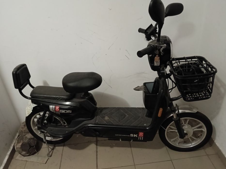 Продаю Скутер СК8 за 120000тг.