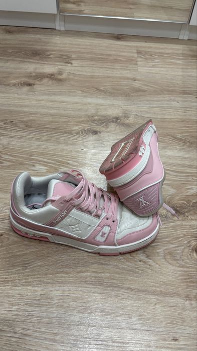 Lv trainers.