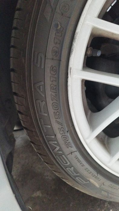 Продават се джанти с гуми 16" 4х100 ет35 може и отделно.