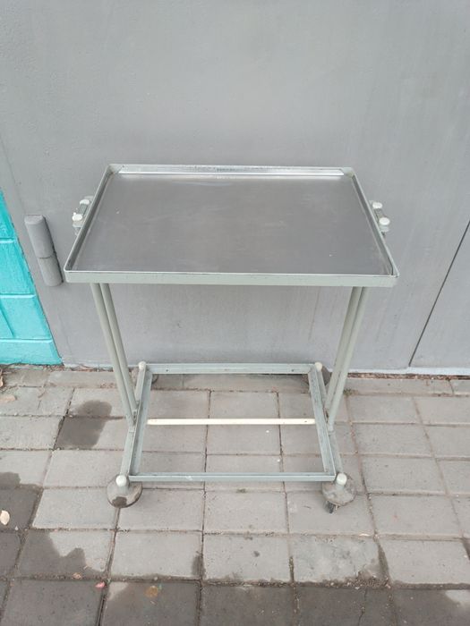 Продам столик на колесах