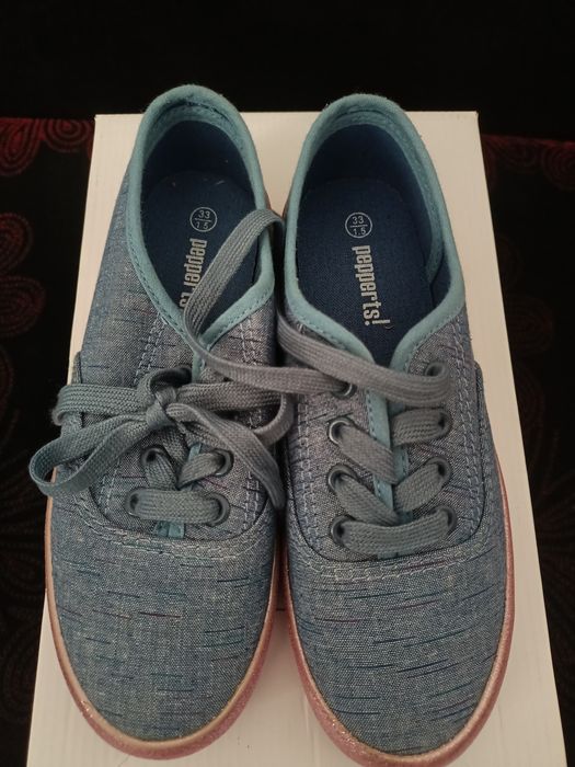 Tenesi noi fete mărimea 33