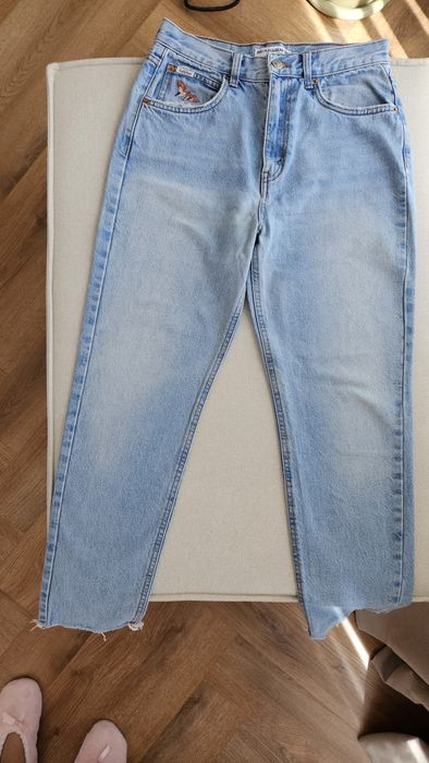 Pull&Bear Дънки с малка бродерия 36 размер