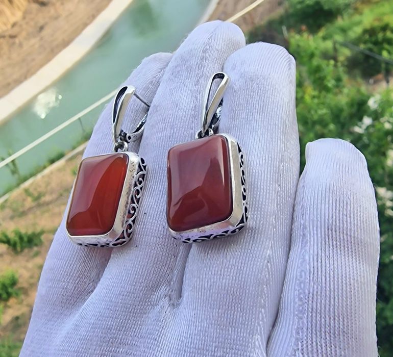 Сережки из натуральных камней.