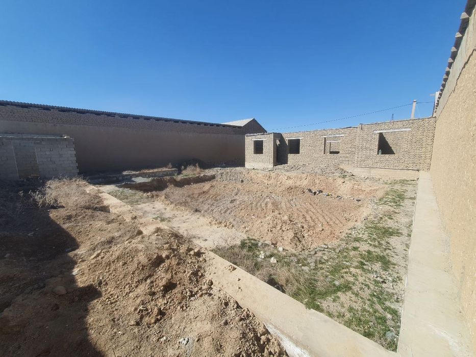 Продается участок с недостройкой