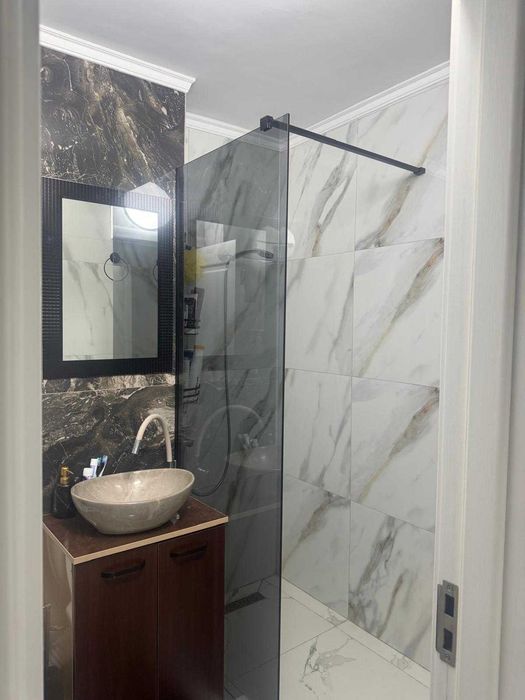 Proprietar, vând apartament cu două camere, decomandat, suprafață 67 mp utili, zona Unirii Nord, bloc C2, la ga magazinul Triton, etaj 7/10,