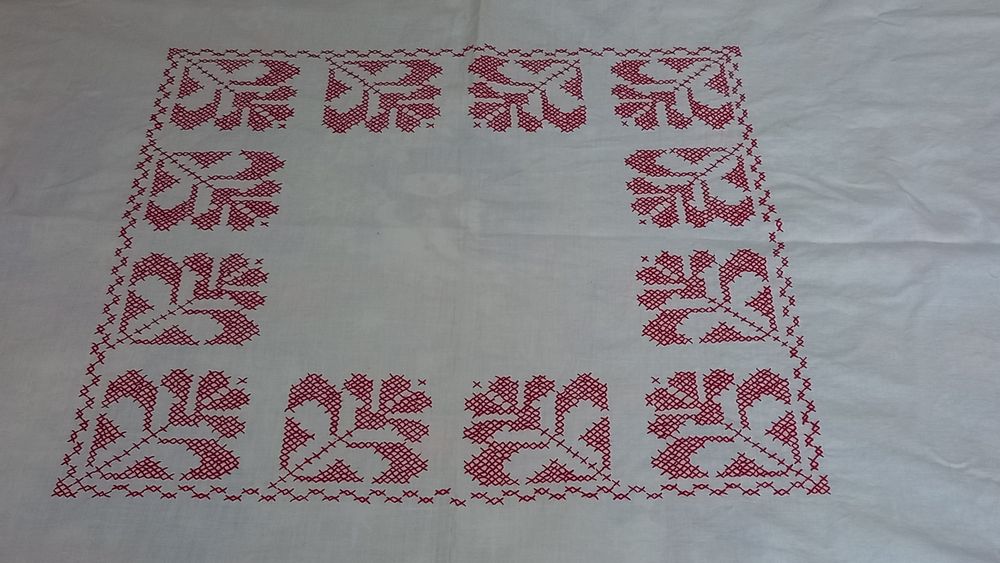 Vand 2 fete de masa superbe cusute manual cu ață roșie cu modele tradi