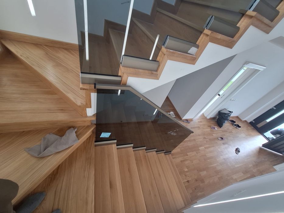 Sticla securizata fixata lateral in conectori pentru scara