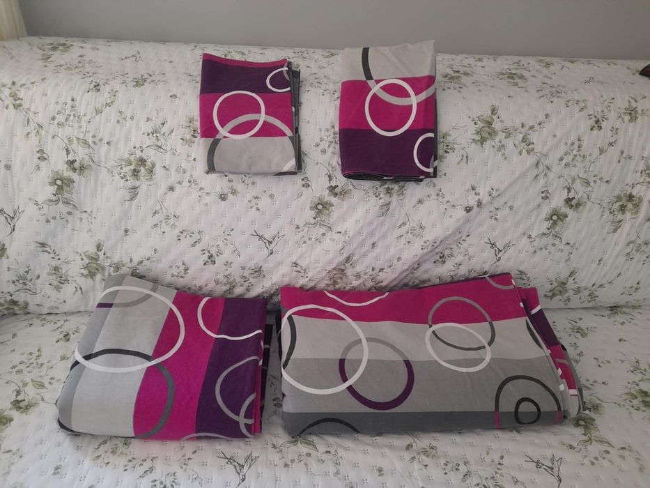 Чаршафи.Покривки за легло.Бели  копринени плътни завеси.