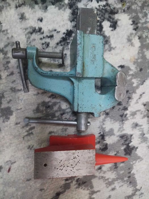 Тиски и наковальня СССР