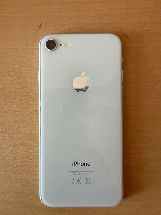 Vand 2 iphone 8 pentru piese.