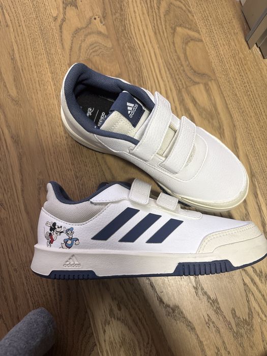 Новые кроссовки Adidas, размер 35.