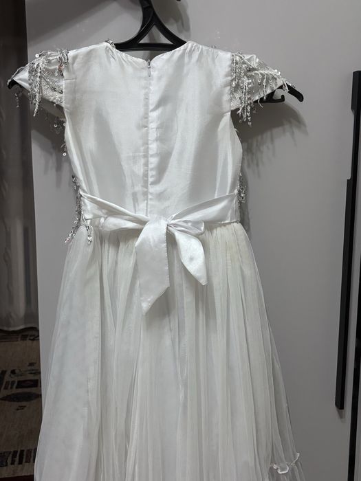 Продам праздичное платье для девочки