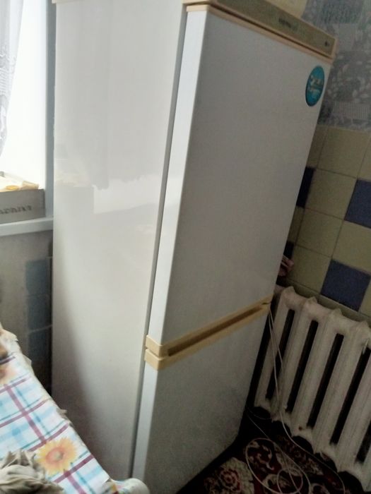 Продам холодильник.холодильник рабочи,морозит.