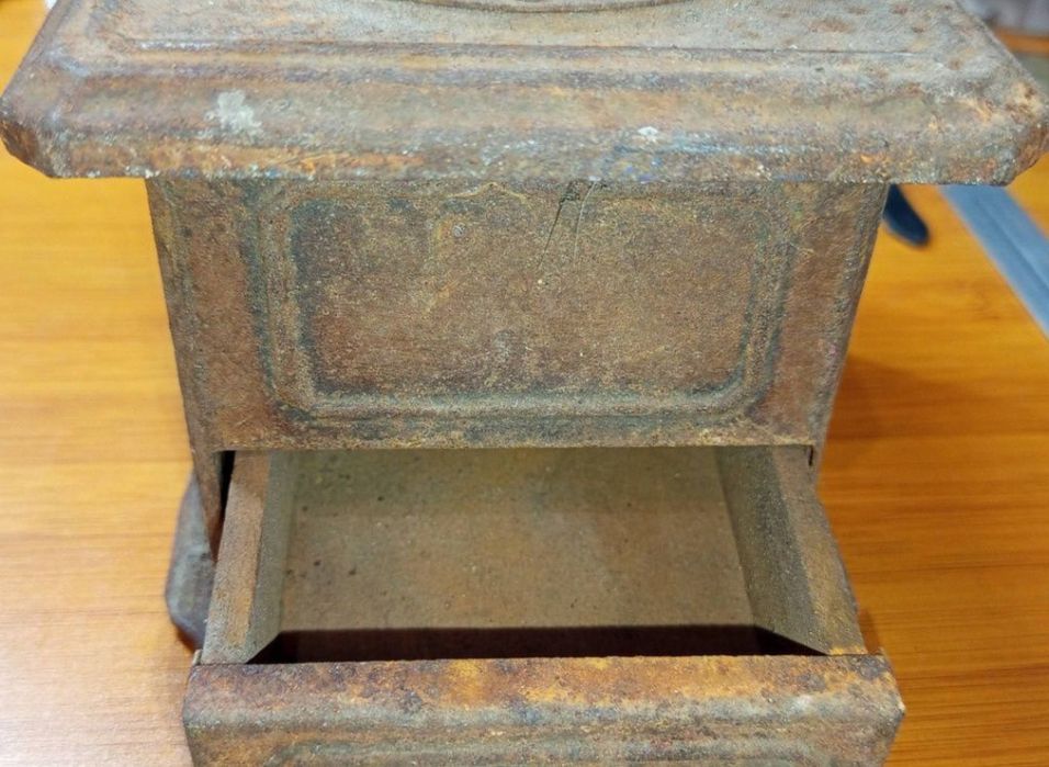 Râșniță veche pentru măcinat,anii 1900, încă funcționează