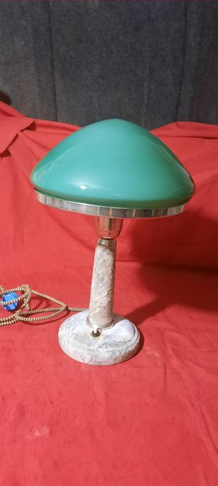 Продаётся старинный настольная лампа.