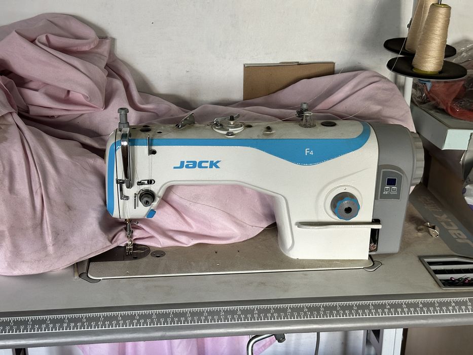 Швейная машина Jack F4