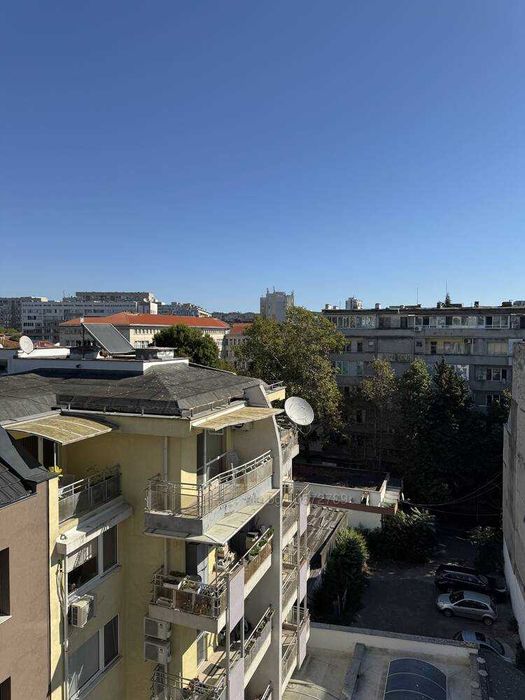 Офис в супер център с битов ток