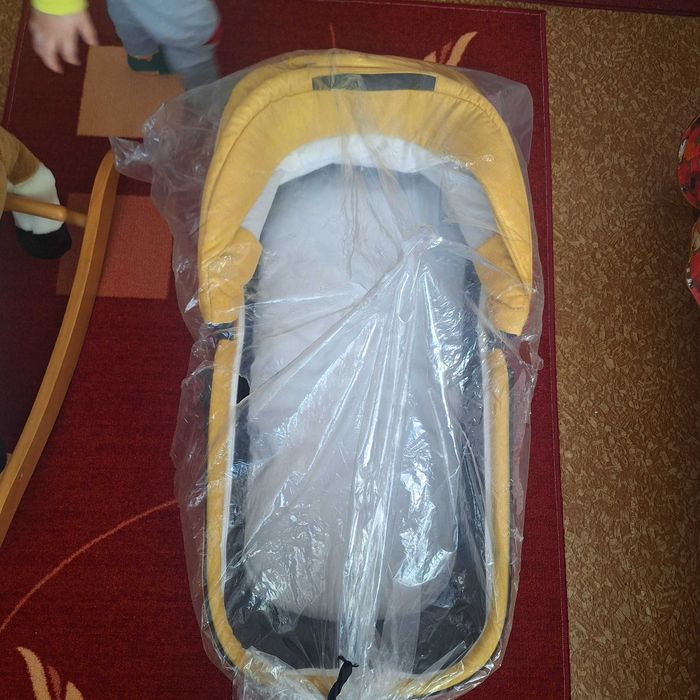 Бебешка количка с подарък кошче за кола