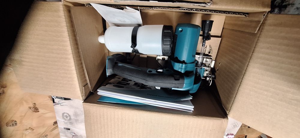 Продавам Marital CC301DZ с акумулаторни батерии от MAKITA със зарядно