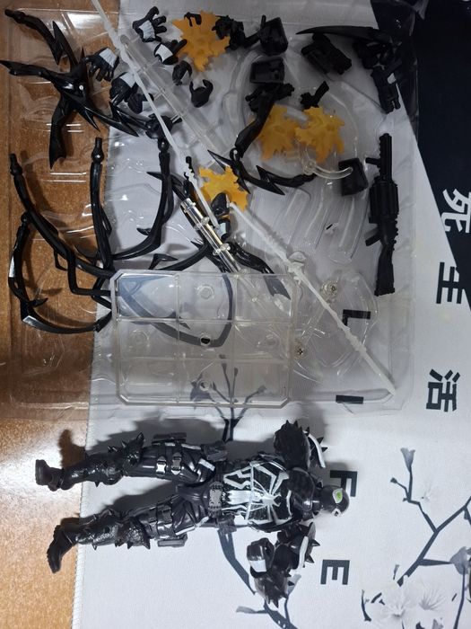 Фигурка revoltech агент веном