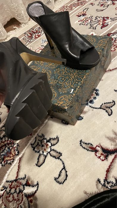 Летние босоножки  на каблуках