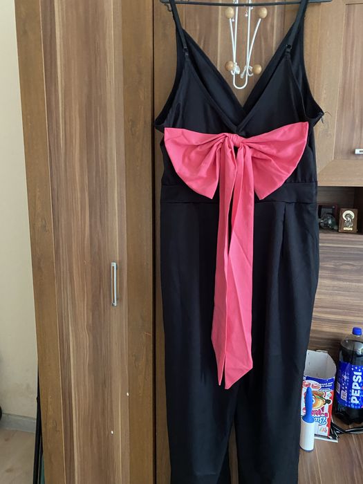 Salopeta negra eleganta cu decolteu in V ,fara maneci cu funda