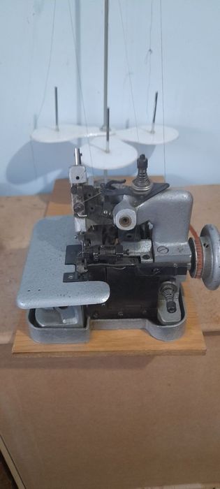 Швейная машинка Оверлок и Зингер