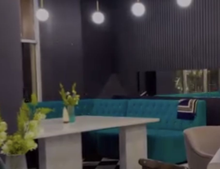 Диван столымен сатылады.