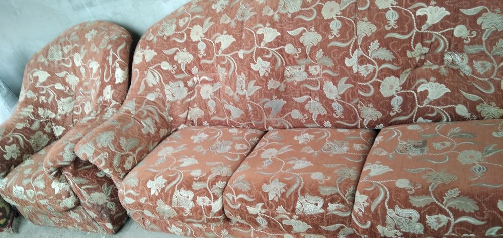 Срочно продам диван с креслом за 35 000.Самовывоз